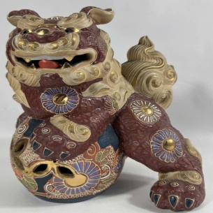 🦁 TUYỆT TÁC KỲ LÂN CƯỠI QUẢ CẦU PHONG THỦY – GỐM KUTANI NHẬT BẢN
