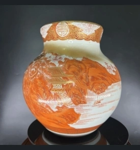 Bình hoa Kutani vẽ hịa tiết cánh bướm mùa xuân