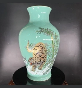 Bình hoa Satsuma đen hoạ tiết mạ vàng tinh tế