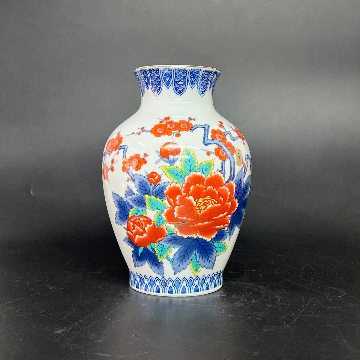 Bình hoa Imari hoạ tiết hoa mận, hoa mẫu đơn