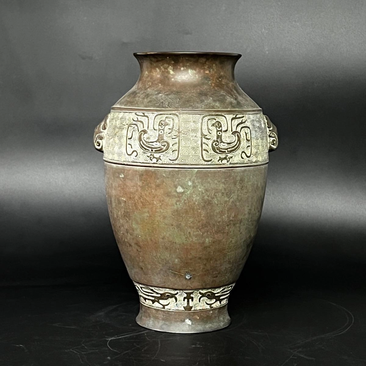 Bình đồng xanh chạm khắc nổi
