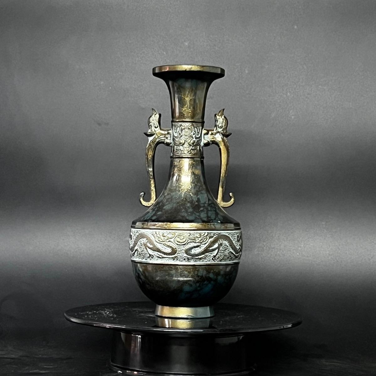 Bình đồng Takaoka chạm khắc song long