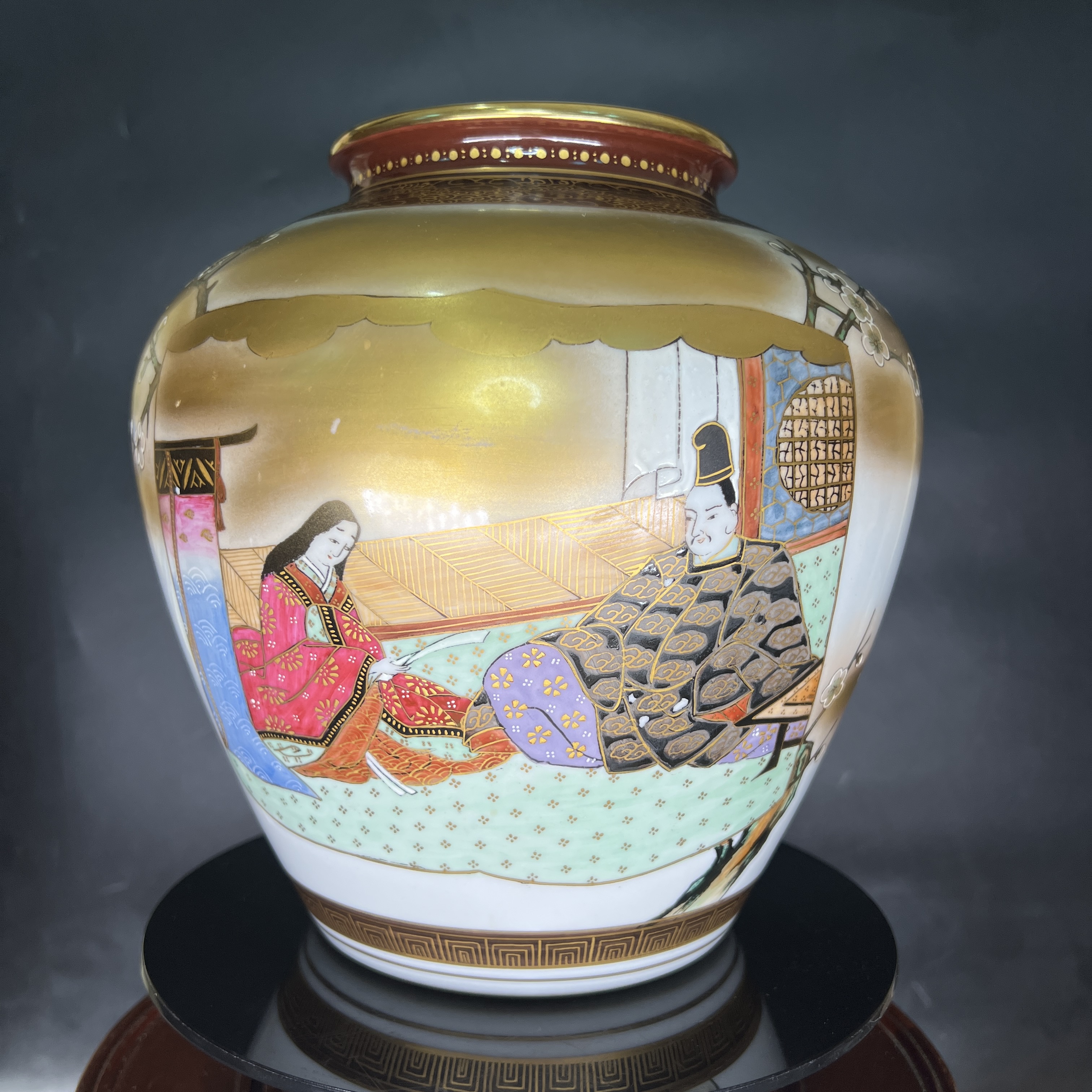 Bình hoa Satsuma vẽ gia đình vương giả Nhật cổ đại