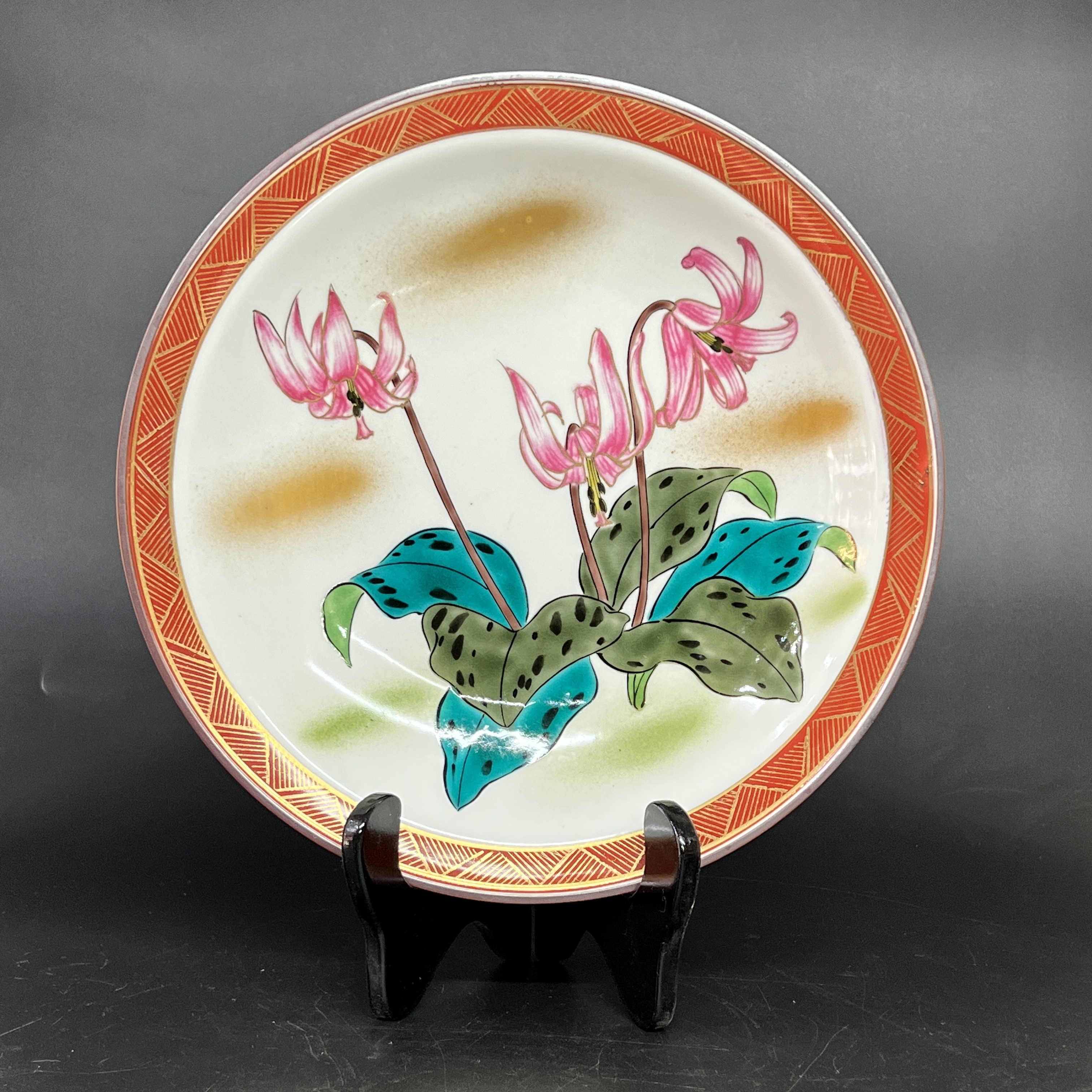 Đĩa trang trí gốm Nhật Hoa lily