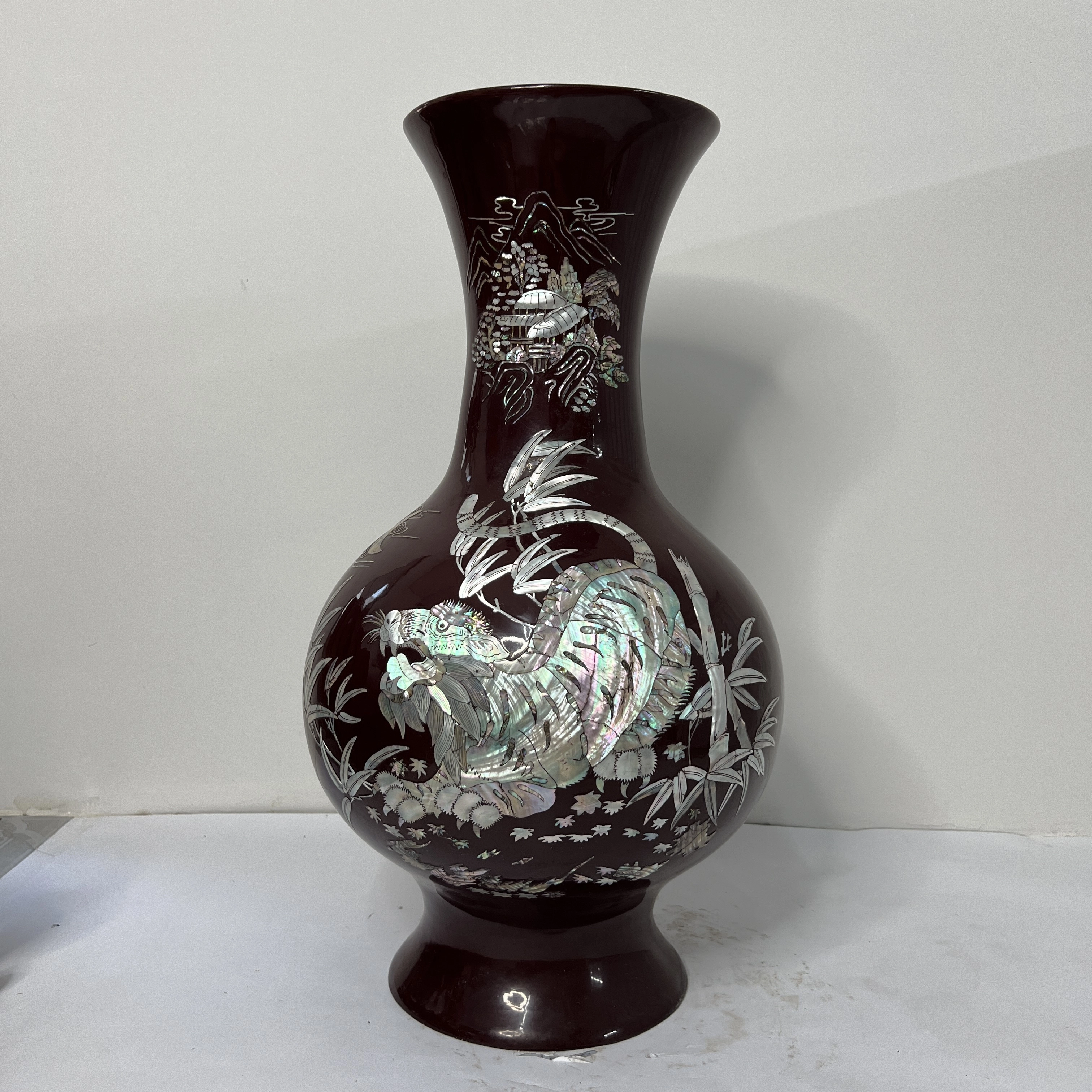 Bình đồng xanh chạm khắc nổi