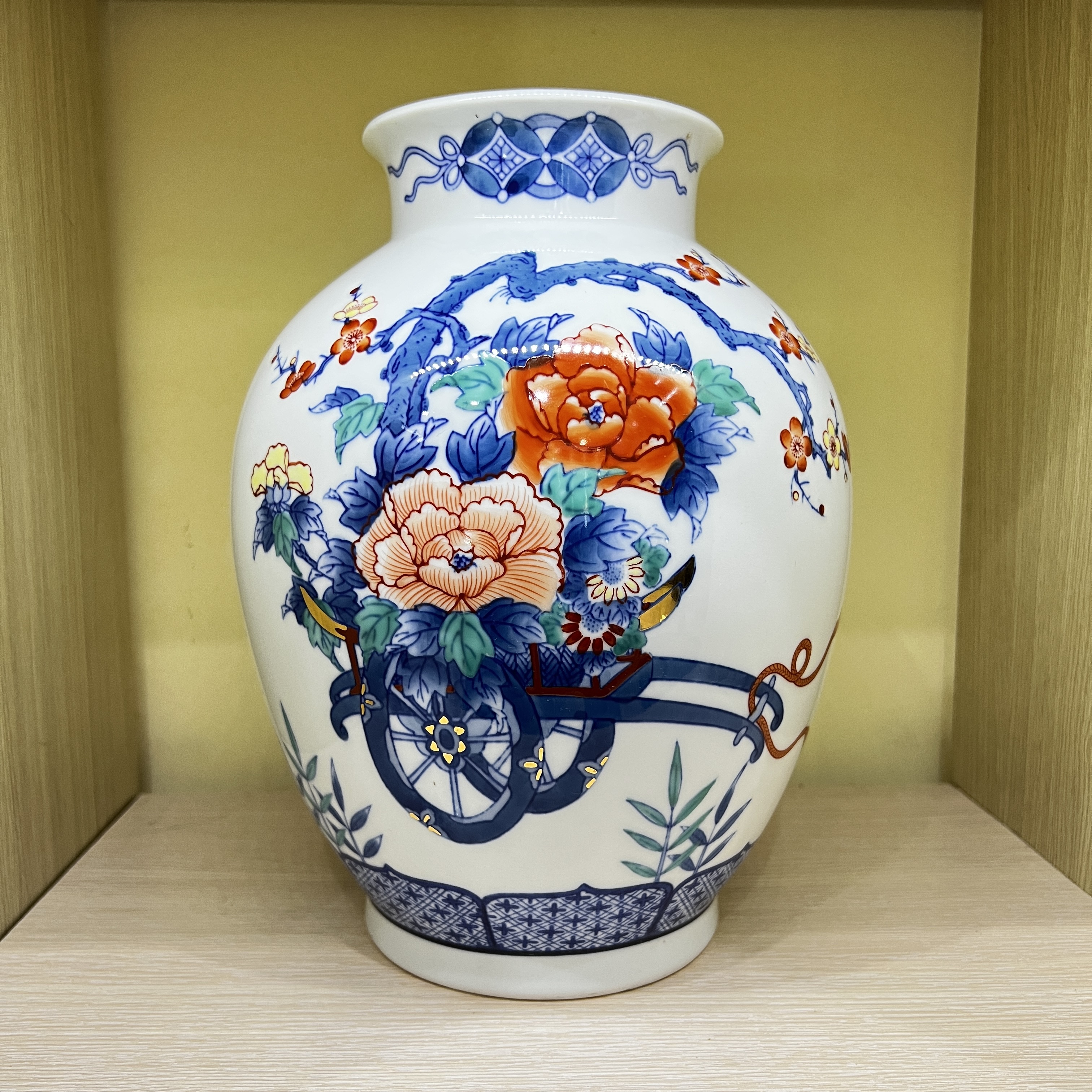 Bình hoa Arita hoa huệ