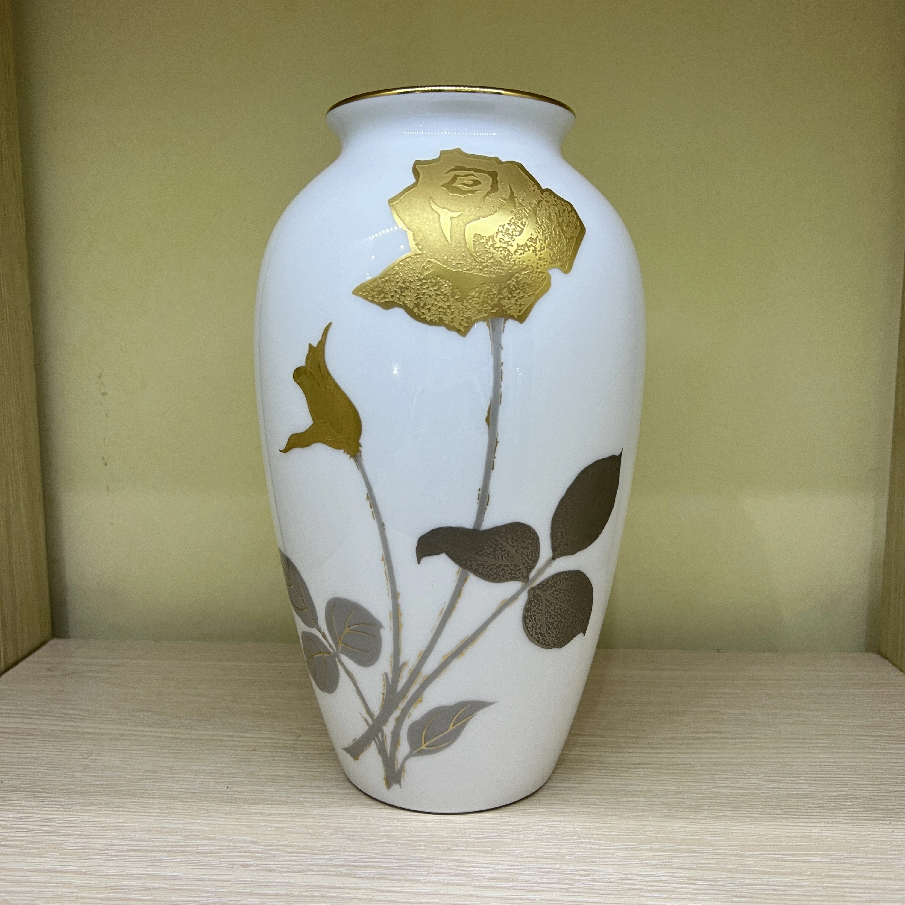 Bình hoa Nhật bản vẽ hoa lan viền vàng của Hoya