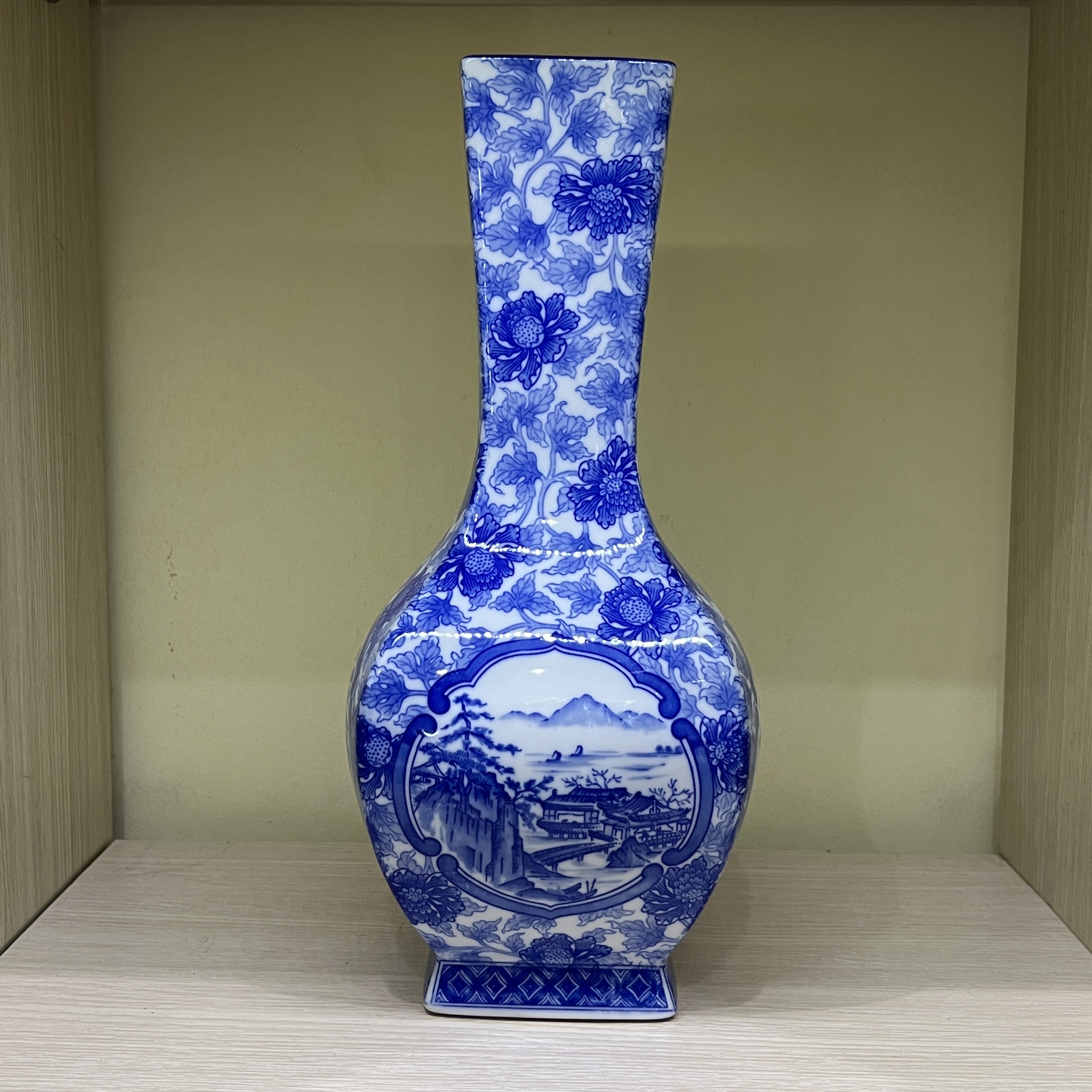 Bình hoa men lam vẽ phong cảnh