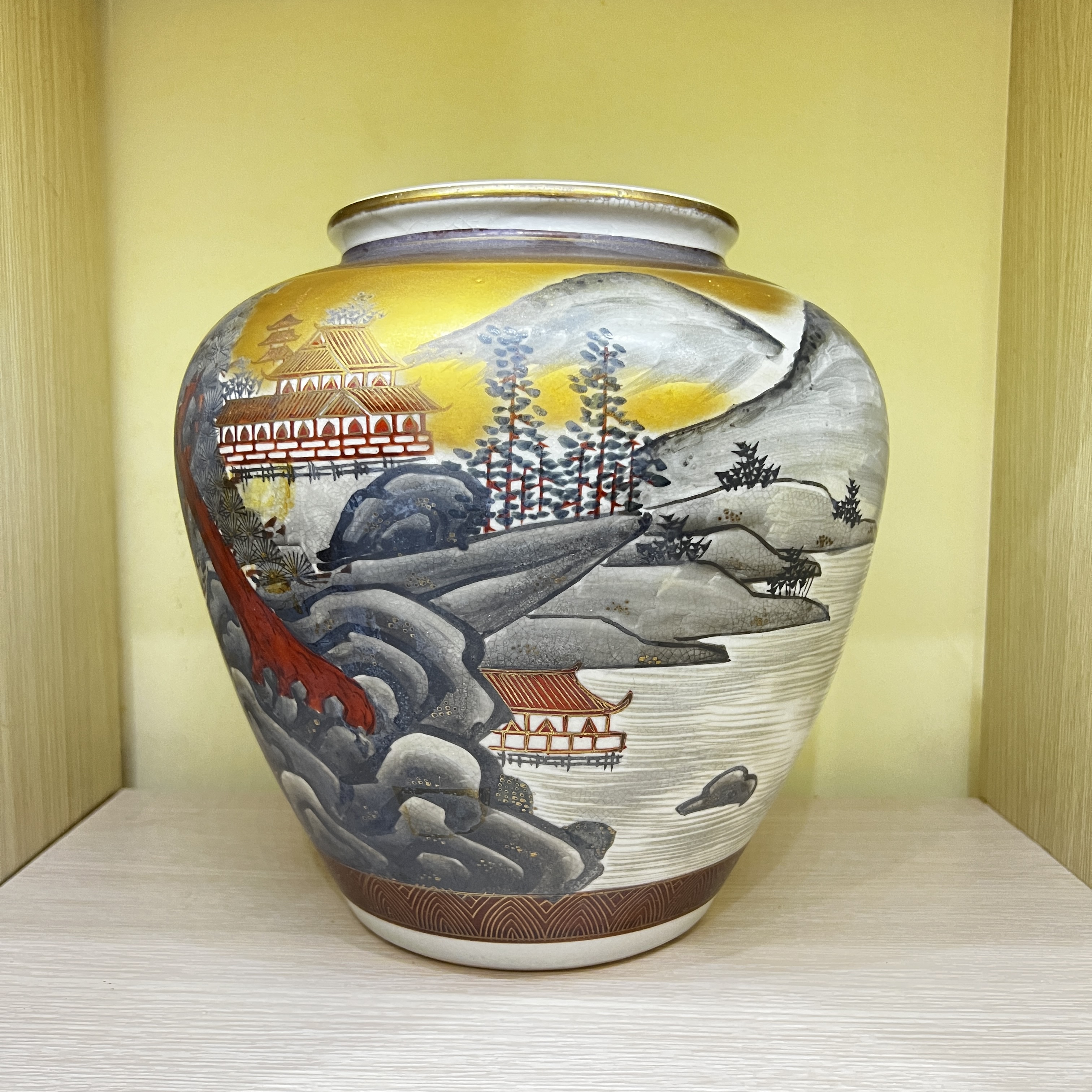 Bình hoa Kutani vẽ phong cảnh