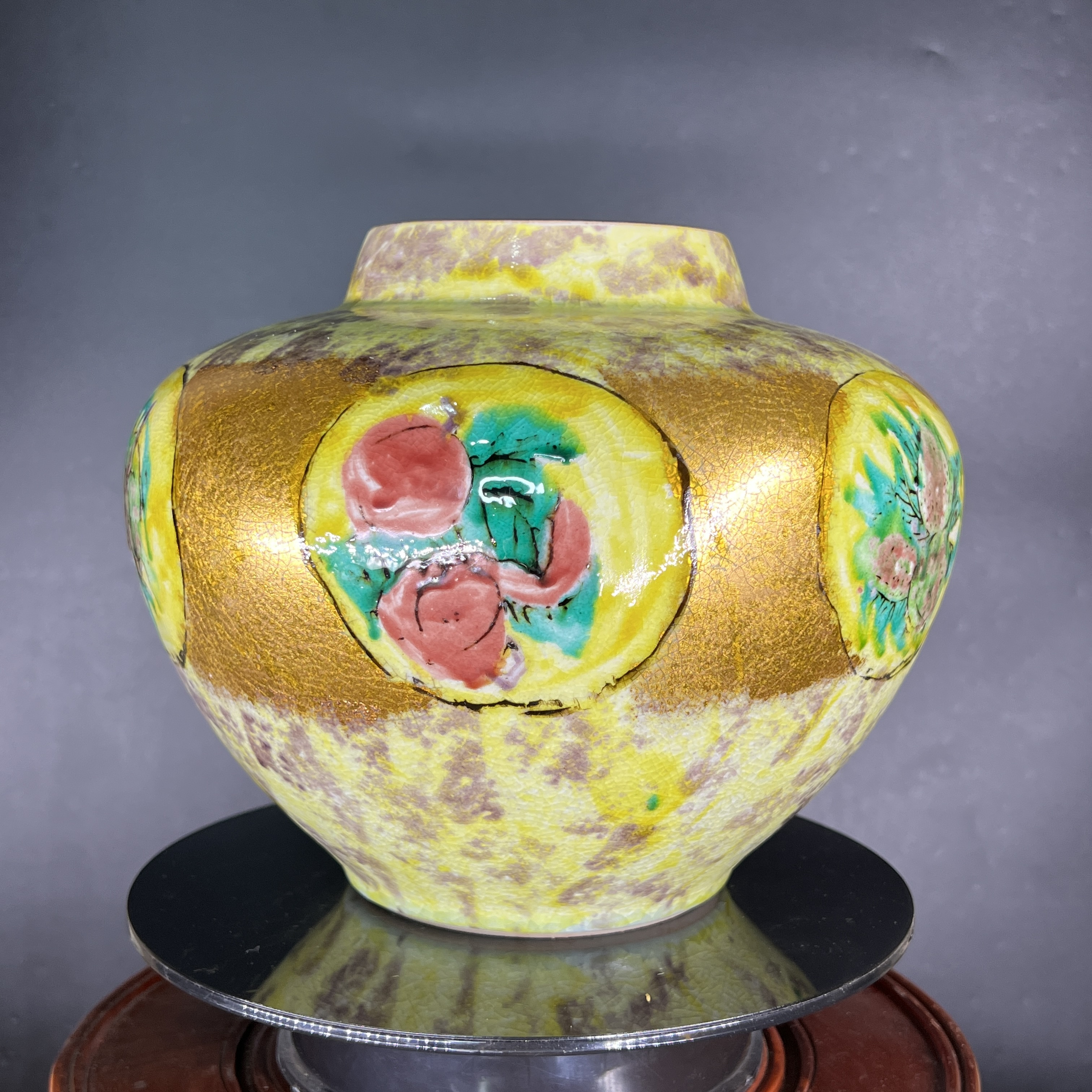 Đồ gốm Kutani của Matsumoto Saichi vẽ hoạ tiết hình trái lựu