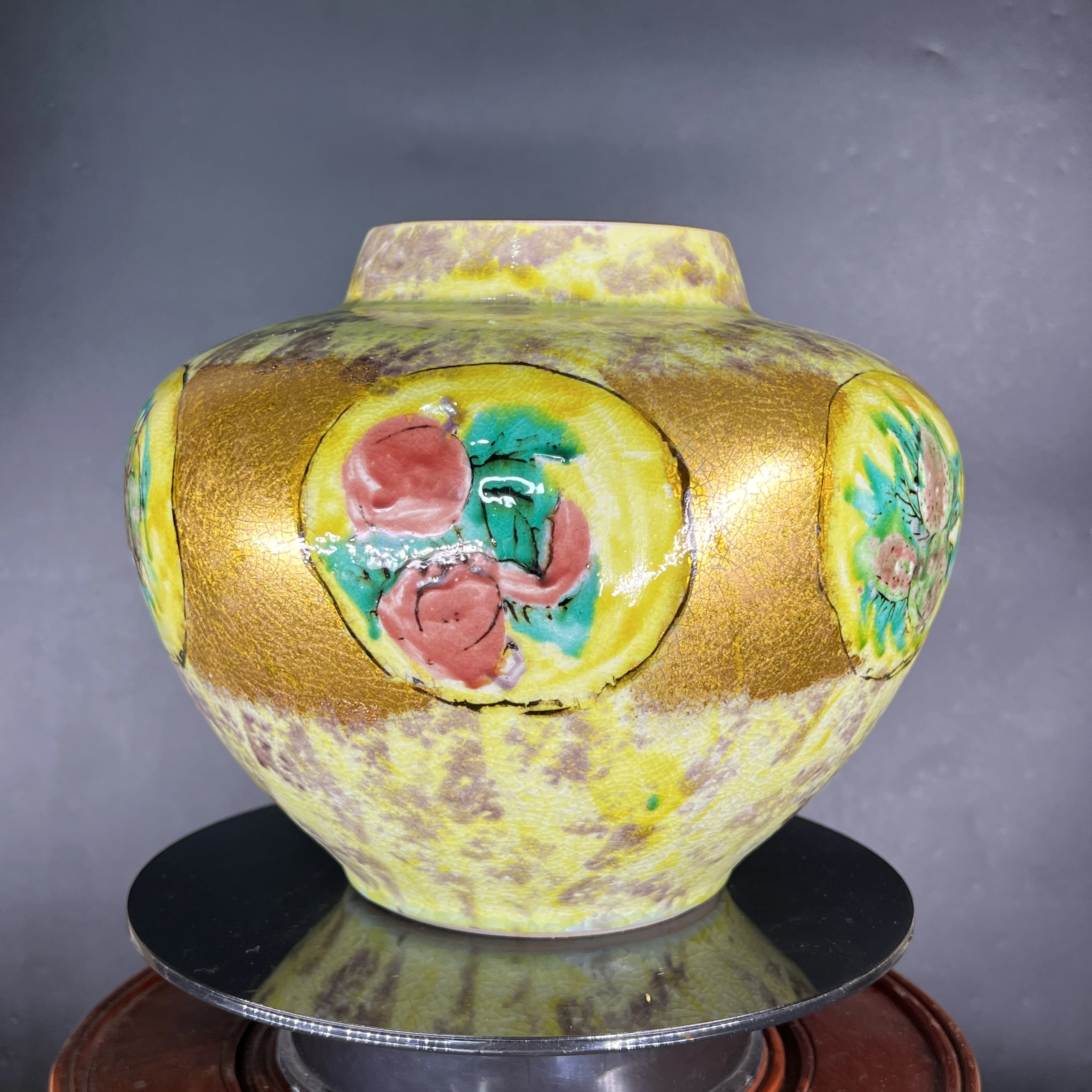 Bình hoa Kutani hoa mẫu đơn và chim công