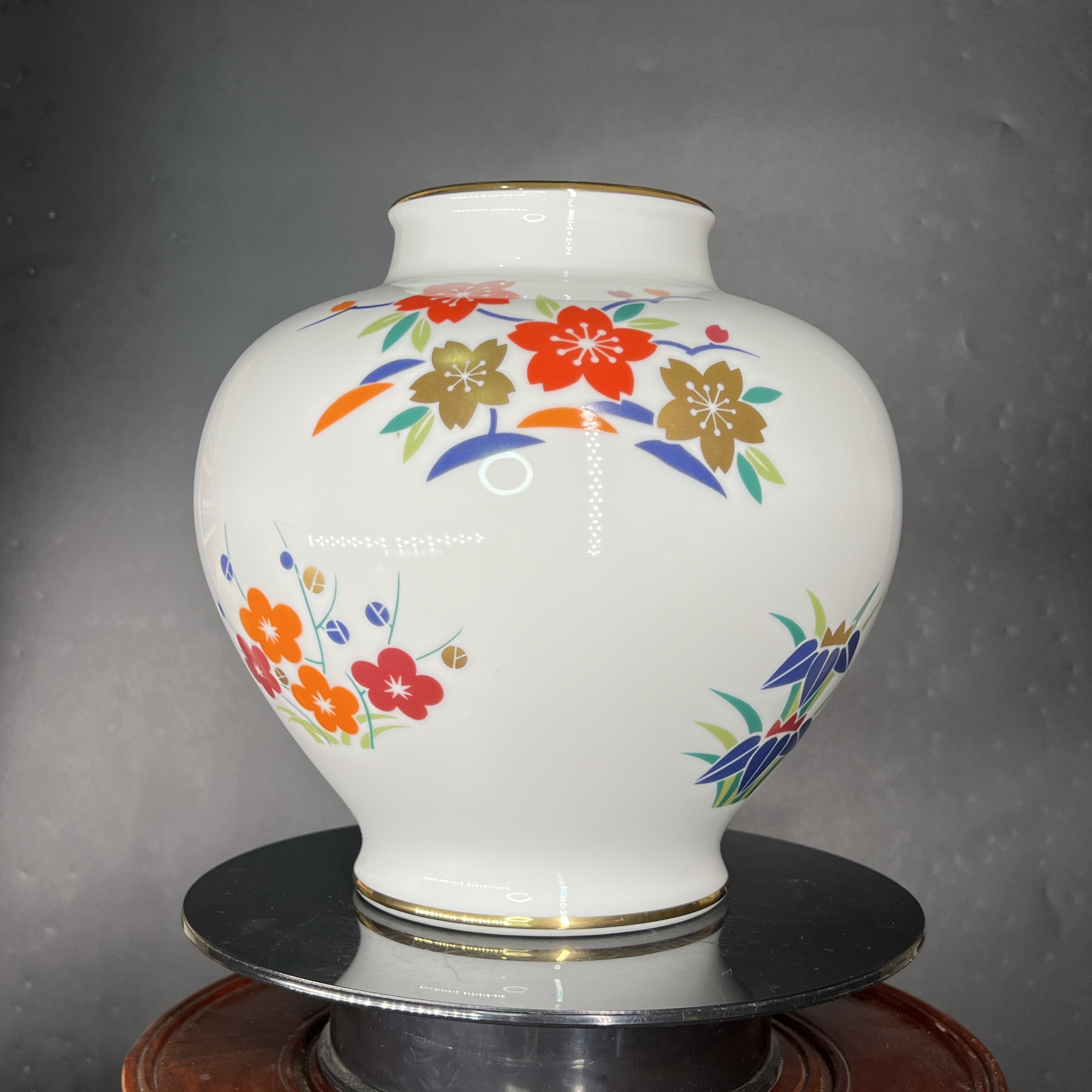 Bình sứ Noritake vẽ hoa lá mùa xuân , miệng bình mạ vàng
