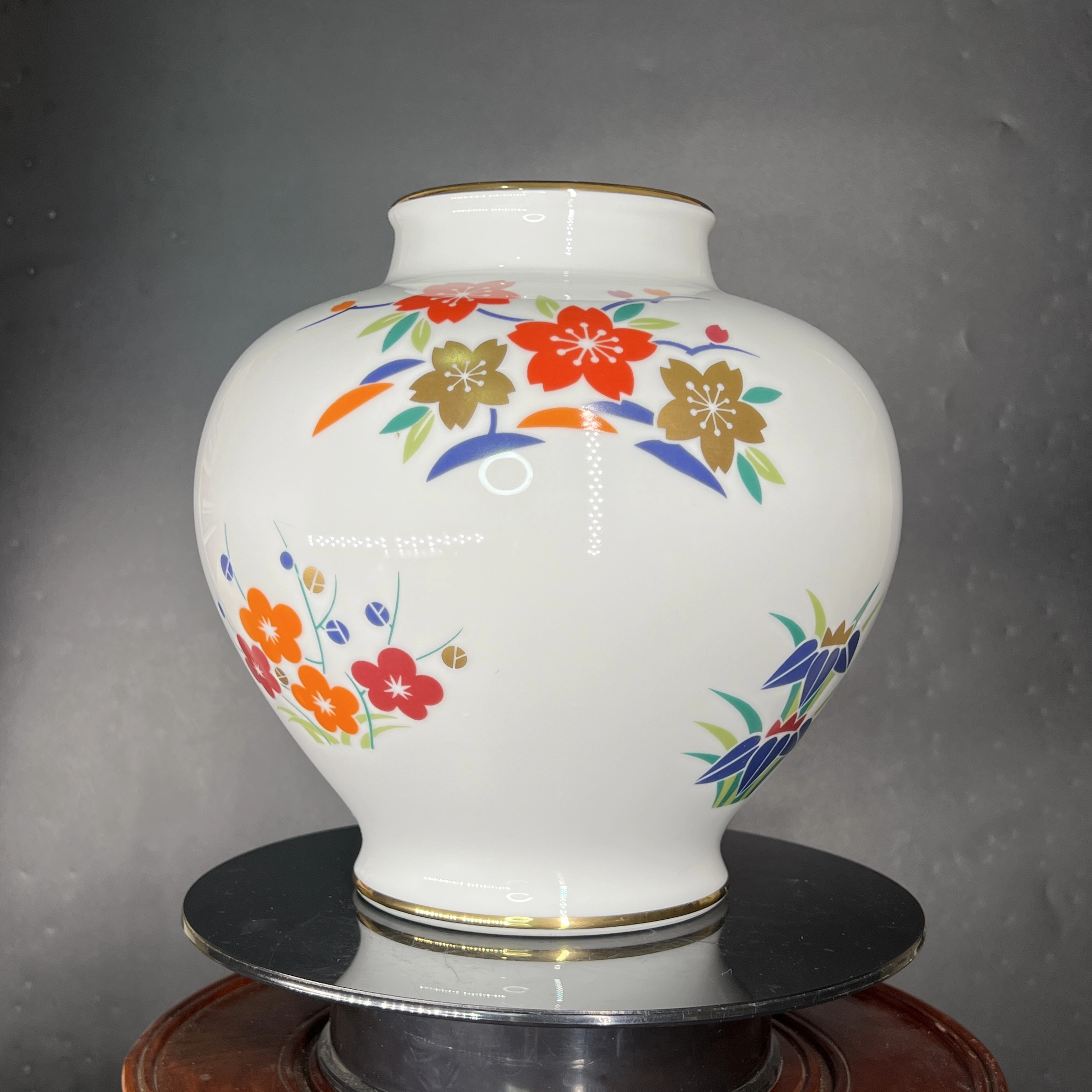 Bình hoa Nhật bản vẽ hoa lan viền vàng của Hoya