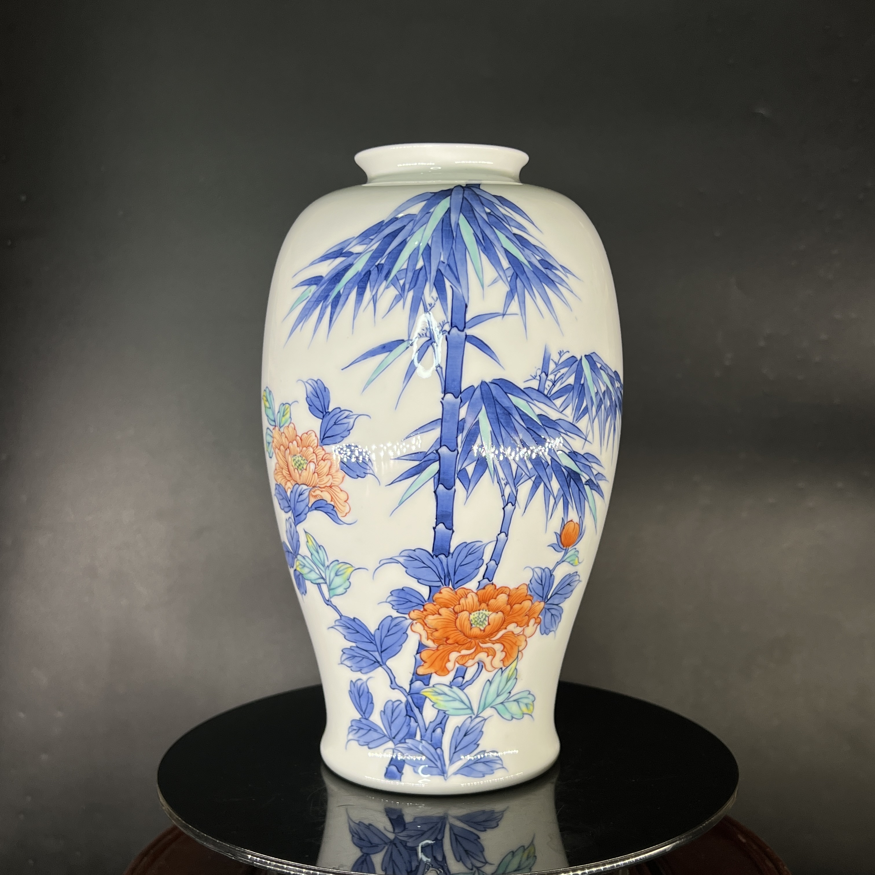Bình hoa Imari Nhật bản vẽ hoạ tiết hoa cúc, cành trúc