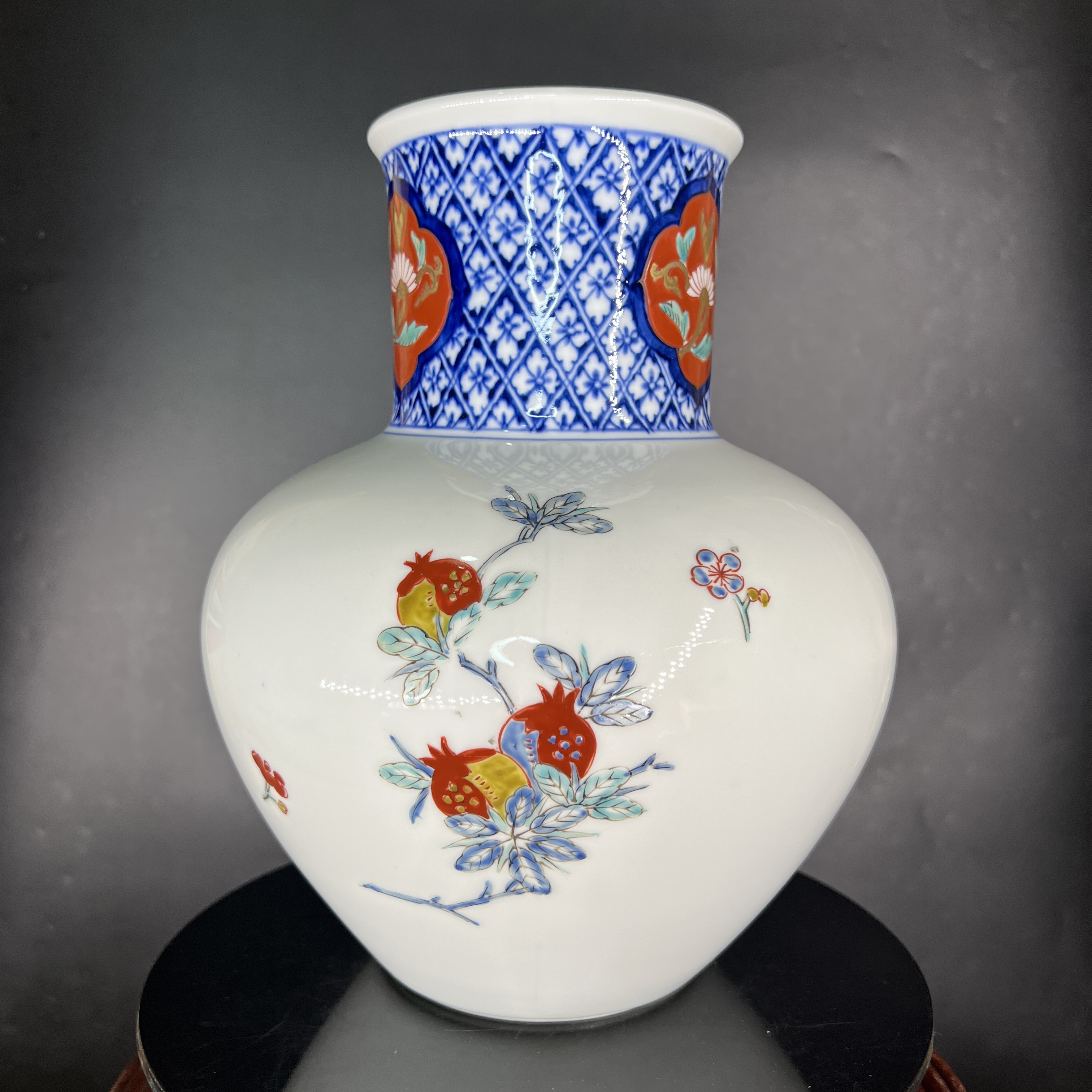 Bình Hoa Xưa Imari Vẽ Họa Tiết Cành Lựu