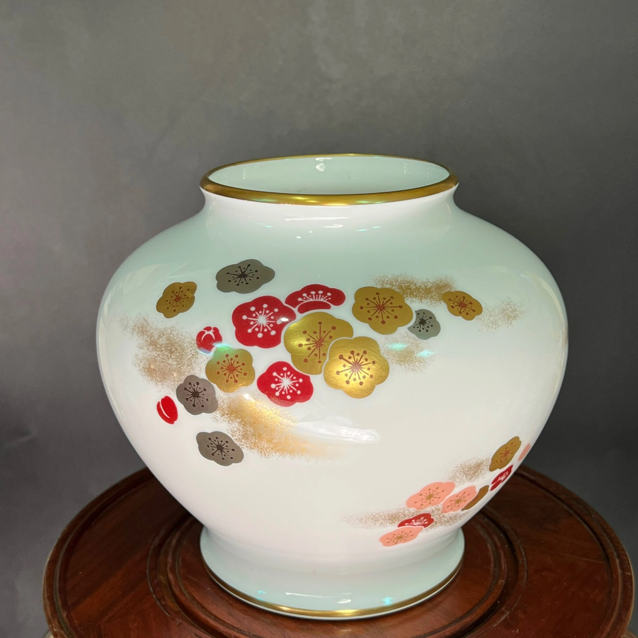 Bình hoa Nhật bản vẽ hoa lan viền vàng của Hoya