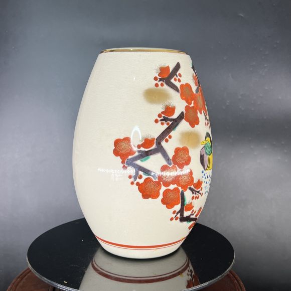 Bình gốm Kutani Tosen, Chim họa mi, hoa Mận