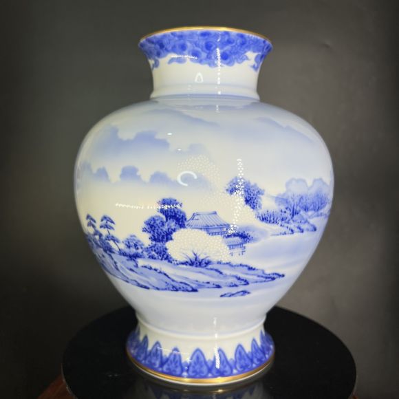 Bình gốm sứ Fukagawa hoạ tiết phong cảnh núi phú sĩ vẽ tay xanh trắng miệng viền mạ vàng