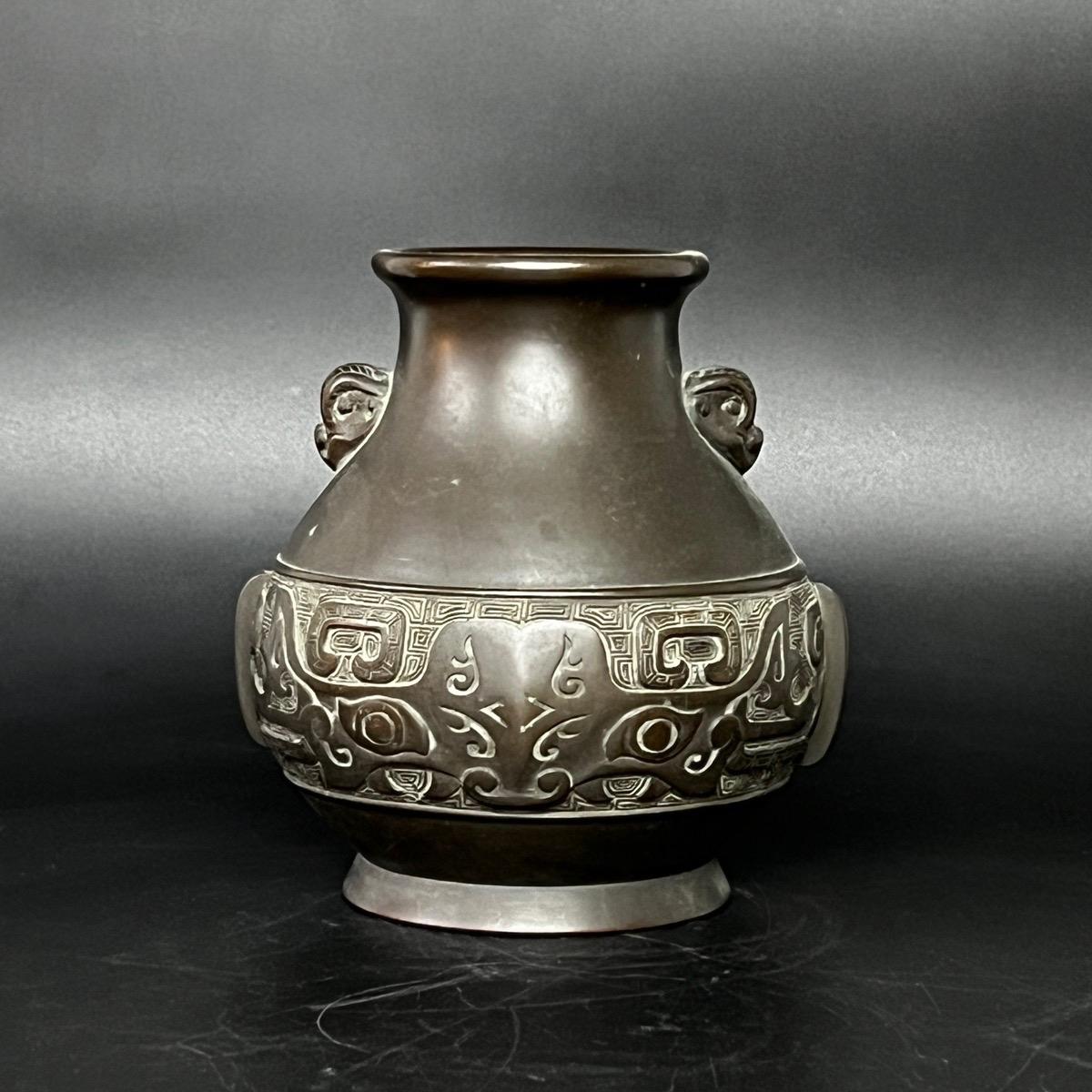 Bình đồng khảm hoạ tiết nổi